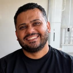 علي علام — الشريك المؤسس، قاد البناء التقني